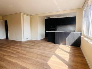 In de rustige woonwijk in het centrum van Ekeren met grootwarenhuizen, scholen en diensten op wandelafstand ligt dit pas gerenoveerde tweeslaapkamer appartement op de tweede verdieping (geen lift aanwezig). Achteraan het gebouw beschikt het appartement gelijkvloers over een garagebox. In de hal van het appartement zelf is ruimte voor een vestiaire en bevinden zich de toegang naar het gastentoilet, de badkamer, 2 slaapkamers en woonkamer. In de lichte woonkamer werd een volledig ingerichte keuken geïnstalleerd (koelvriescombinatie, inductievuur met geïntegreerde dampkap, vaatwasser). Beide slaapkamers zijn achteraan gelegen en vanuit 1 ervan kan u het terras achteraan, dat over de volle breedte loopt, bereiken. De slaapkamers beschikken over rolluiken om volledig te kunnen verduisteren. In de badkamer vinden we naast het lavabomeubel een ruime douchecel. Zowel vooraan als achteraan zijn vliegenramen voorzien. Naast de maandelijkse huurprijs wordt een provisie van 200 euro voor kosten aangerekend, daar zit het waterverbruik en de centrale verwarming inbegrepen, hierover wordt jaarlijks afgerekend.<br />Voor meer informatie of een plaatsbezoek kan u ons contacteren via mail info@batimmo-vastgoed.be of via 0473/45.77.37