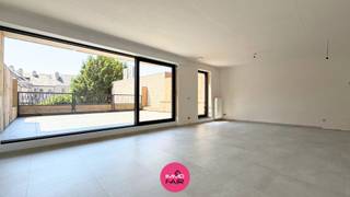 Dit appartement maakt deel uit van Residentie ‘Albatross’, een residentie bestaande uit 7 wooneenheden, gelegen in hartje Lanaken. Je bevindt je hier in het bourgondische centrum met tal van boetiekjes, restaurants en supermarkten. Daarnaast bevindt het openbaar vervoer en tal van scholen zich op een steenworp afstand. Van hieruit heb je een goede verbinding naar Maastricht, Genk en Bilzen. Ook de oprit van de E314/E313 is van hieruit vlot bereikbaar.<br /><br />De vraagprijs is exclusief 6% btw.<br /><br />Dit appartement is gelegen op de eerste verdieping en is bereikbaar via een lift.<br /><br />Via de inkomhal met gastentoilet bereik je de leefruimtes van het appartement. Er is een lichtrijke leefruimte van 22 m² met open keuken. De kamerbrede raampartijen zorgen voor een optimaal contact met het zonnige, ruime terras van bijna 40 m².<br /><br />Naast de keuken is er een praktische berging/technische ruimte. Verder zijn er twee slaapkamers van 15 en 11 m² en een badkamer met inloopdouche en lavabomeubel.<br /><br />Bij de appartementen werd er extra aandacht besteed aan optimale (geluids)isolatie. Bovendien zijn de appartementen uitgerust met ventilatiesysteem D. <br /><br />Het appartement wordt verkocht inclusief kelderberging. De verkoop van het appartement is gekoppeld aan een afgesloten, ondergrondse garage met sectionale poort en deze bedraagt 25.000 euro. <br /><br />De getoonde impressies zijn indicatief. De appartementen worden afgewerkt volgens smaak en budget.<br /><br />Op zoek naar een instapklaar, lichtrijk en energiezuinig appartement in hartje Lanaken? Bel dan vandaag nog 089 390 990 of mail naar info@immofair.be!