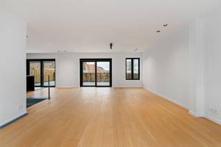 Bienvenue dans ce superbe appartement à Oostrozebeke ! Cette propriété moderne rénovée offre un équilibre parfait entre le charme classique et le confort contemporain. Avec une surface habitable totale de 140m², la propriété dispose de trois chambres spacieuses, idéales pour les familles ou comme espace de travail.L'appartement dispose d'une salle de séjour ouverte et lumineuse avec des planchers en bois naturel et de grandes fenêtres qui laissent entrer beaucoup de lumière naturelle. La cuisine élégante et entièrement équipée avec des armoires sombres et des appareils modernes vous invite à préparer de délicieux repas. D'élégantes portes coulissantes donnent accès à la terrasse extérieure qui surplombe la campagne.Un escalier noir caractéristique mène aux étages supérieurs, où se trouvent les chambres confortables et la salle de bains. L'intérieur présente des finitions de haute qualité, des spots et des éléments de design modernes qui le rendent sophistiqué et élégant.Le grand jardin arrière, entouré de cloisons modernes, offre beaucoup d'intimité et d'espace pour se détendre. Un garage pratique offre un espace de stationnement et de stockage sécurisé. Située au cœur d'Oostrozebeke, cette propriété allie la tranquillité rurale à une bonne accessibilité. Une opportunité unique pour ceux qui recherchent le confort et le style !