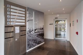 This contemporary office building is ideally located in Vilvoorde, close to the city centre and surrounded by restaurants and everyday amenities. Thanks to its proximity to the train station, multiple bus stops and easy motorway access, the building is effortlessly reachable by any mode of transport. On-site parking is available in abundance – including charging points for electric vehicles. The floor space is fully flexible and can be subdivided from 300 m², making it suitable for both smaller and larger businesses. With an EPC score of just 56 kWh/m², this building also stands out as a sustainable and energy-efficient choice.