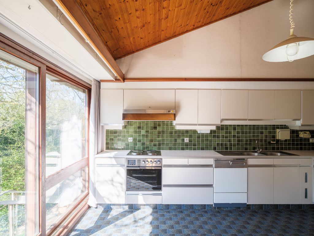 Mid-century modern villa met vier slaapkamers, verdeeld over drie niveaus, gelegen op een groen perceel in Lievegem. - foto 5