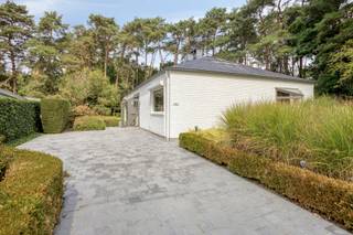 <p>Natuurlijk, hier is dezelfde tekst zonder vetgedrukte stukken:</p>
<p>Voor verdere informatie of een vrijblijvende waardebepaling van uw eigendom:<br />gil.christiaens@homixx.be | 016 79 29 00</p>
<p>Ruime en lichtrijke woning op een prachtig perceel van meer dan 18 are</p>
<p>Bent u op zoek naar een ruime woning waar licht, groen en wooncomfort centraal staan? Deze charmante woning combineert de mogelijkheid tot grotendeels gelijkvloers wonen met een uitzonderlijk ruim perceel van meer dan 18 are, gelegen in een rustige en groene omgeving.</p>
<p>De woning is asbestvrij en beschikt momenteel over drie slaapkamers. Twee slaapkamers bevinden zich op het gelijkvloers, terwijl de derde slaapkamer op de verdieping is ingericht. Daarnaast is er nog ruimte om een vierde slaapkamer te creëren, waardoor de woning zich perfect leent voor een gezin dat op zoek is naar extra mogelijkheden.</p>
<p>Ook op energetisch vlak heeft de woning heel wat te bieden. Zo zijn er 13 zonnepanelen aanwezig en zorgen verschillende airco-units voor extra comfort doorheen het jaar.</p>
<p>Het hart van de woning is de bijzonder ruime en lichtrijke leefruimte. Grote raampartijen zorgen voor een overvloed aan natuurlijk licht en creëren een aangenaam gevoel van ruimte. De open keuken sluit hier mooi op aan en versterkt het gezellige, open karakter van de woning. De aanwezige kachel zorgt tijdens de koudere maanden voor extra warmte en sfeer.</p>
<p>Verder beschikt de woning over een badkamer en een praktische bergruimte.</p>
<p>De absolute blikvanger is het royale perceel van meer dan 18 are. De ruime tuin biedt volop rust, privacy en groen en vormt een heerlijke plek om te ontspannen en van de omgeving te genieten.</p>
<p>Een interessante eigendom voor wie op zoek is naar ruimte, gelijkvloers wooncomfort en een groene omgeving. Een woning met een mooie basis, tal van mogelijkheden en vooral een fantastische plek om thuis te komen.</p>