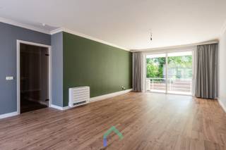 Algemeen<br />In de Vredestraat te Tielt bevindt zich dit verzorgd appartement, gelegen in een aangename buurt op wandelafstand van het gezellige centrum. Dankzij deze uitstekende ligging geniet u van een vlotte bereikbaarheid en bevinden alle belangrijke faciliteiten zoals winkels, horeca en scholen zich in de nabije omgeving. Dit maakt het appartement geschikt voor wie comfortabel en centraal wil wonen.<br /><br />Indeling<br />Bij het betreden van het appartement komt u terecht in de inkomhal, die directe toegang biedt tot alle ruimtes. Achteraan bevindt zich de ruime en lichtrijke leefruimte, waar u ruimte genoeg heeft om een gezellige zithoek en een grote eettafel te plaatsen. Aansluitend vindt u de uitgeruste keuken, die dankzij het grote raam geniet van een aangename natuurlijke lichtinval.<br />Via de leefruimte heeft u toegang tot het zuidoostgericht terras, waar u in alle rust kan genieten van de zon en een open zicht.<br />Terug via de hal bereikt u de twee slaapkamers, de badkamer en ook nog een aparte wasruimte. De eerste slaapkamer is ruim en biedt voldoende plaats voor een dubbel bed en een kleerkast. De tweede kamer kan perfect ingericht worden als bureau of dressing of als tweede slaapkamer. De badkamer is uitgerust met een dubbel lavabomeubel en een ligbad. Daarnaast is er ook nog een apart gastentoilet voorzien in de hal. <br /><br />Varia<br />Bij dit appartement hoort ook een ondergrondse garagebox en berging die extra comfort en ruimte voor opslag bieden en aangekocht moeten worden voor 30.000 euro (excl. vraagprijs). De garagebox biedt plaats aan één wagen en is uitgerust met een manuele poort. Verder beschikt het appartement over een gunstig EPC-label B en is voorzien van een parlofoon en airconditioning. <br /><br />Troeven<br />* Zonnig terras<br />* Ruime leefruimte<br />* Centraal gelegen<br />* Garagebox met extra bergruimte<br /><br />Benieuwd naar de mogelijkheden die deze eigendom te bieden heeft? Neem dan gerust contact op met Loucka en ontdek zelf het potentieel van deze locatie.<br /><br />T: 0469 44 27 57<br />M: loucka@gentill.be
