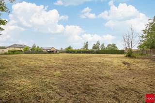 <p>Bouwgrond open bebouwing (25a30ca)</p>
<p>Deze prachtige en zeer rustig gelegen bouwgrond van 25a30ca is ideaal voor het bouwen van een ruime villa of gezinswoning. Dit unieke perceel is achterin gelegen, waardoor u geniet van absolute rust en privacy, ver weg van het verkeer, en toch op slechts een steenworp van het centrum van Baal. Winkels, scholen, sportfaciliteiten en andere dagelijkse voorzieningen bevinden zich op wandel- of fietsafstand, wat deze locatie bijzonder aantrekkelijk maakt voor gezinnen en mensen die comfort en bereikbaarheid weten te waarderen.<br /><br />De grond is bestemd voor open bebouwing en biedt de mogelijkheid om een royale woning op te trekken met twee bouwlagen, met een maximale bouwdiepte van 27 meter op 15 meter breed. Dit biedt volop ruimte voor een stijlvolle en hedendaagse woning met tuin, terrassen en eventueel een bijgebouw of poolhouse. Dankzij de omvang van het perceel is er een zee van ruimte rond de woning, ideaal voor wie houdt van groen, privacy en rust.<br /><br />Met zijn uitzonderlijke ligging, grote oppervlakte en uitstekende bouwmogelijkheden is dit perceel een echte buitenkans voor wie op zoek is naar een toekomstgerichte woonplek op een toplocatie. Hier bouwt u niet zomaar een huis, maar creëert u een thuis waar comfort, natuur en bereikbaarheid perfect samenkomen.</p>
<p>Voor meer informatie, neem gerust contact op met Nico via 0478 012 012 of Nico@reds.be.</p>