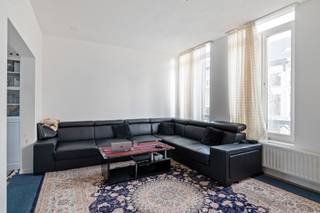 <p>Dit gelijkvloers appartement bevindt zich op een toplocatie in het befaamde, historische Lier, een stad waar werkelijk altijd iets te beleven valt. Van ontspannende wandelingen in het natuurgebied “Nazareth”, gezellig snuisteren in de winkels van de Antwerpsestraat tot zorgeloze daguitstapjes dankzij de vlotte verbindingen met de trein: dit een plek waar zowel rust als stedelijk comfort perfect hand in hand gaat!</p>
<p>Achter deze klassieke gevel, met prachtige smeedijzeren raamleuningen, kroonlijsten en subtiele gevelornamenten, ontdek je dit royale duplexappartement. Bij binnenkomst word je verwelkomd in een ruime, lichtrijke woonkamer waar de riante raampartijen zorgen voor een open en aangenaam gevoel, aansluitend bevindt zich een hedendaagse keuken die werd geïnstalleerd met het oog op dagelijks comfort. Daarnaast stap je vanuit deze ruimte zo het knusse terras op, hier kan je in alle privacy en rust genieten van warm kopje koffie of een goed boek. Verder beschikt dit appartement nog over 2 volwaardige slaapkamers en een badkamer in een stijlvolle marmeren-look, welke werd uitgerust met een inloopdouche, dubbele lavabo in meubel, handdoekradiator en toilet.</p>
<p>Als extra troef is er nog een grote zolderkamer van maar liefst 25 m², die je volledig naar hartenwens kan invullen: ideaal als bureau, hobbyruimte of simpelweg als extra opbergruimte.</p>
<p><strong>Momenteel verhuurd</strong> à € 900/maand wat zorgt voor € 10.800 op jaarbasis. Dit resulteert in een rendement van 2,90 %.</p>
<p><strong>Technische gegevens: </strong>Centrale verwarming op gas via een condenserende ketel (individueel), geïsoleerde muren, dubbele beglazing in PVC. <strong>Aparte meters</strong> voorzien voor zowel gas, water als elektriciteit!</p>
<p><strong>Stedenbouwkundige inlichtingen en bodemattest aanwezig. Asbestveilig. Bevindt zich niet in een risicozone voor overstromingen (P- en G-score A). Renovatieverplichting niet van toepassing.</strong></p>