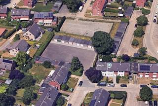<p><span>Vous êtes à la recherche d’un emplacement de parking sécurisé ou d’un investissement intéressant ? Ce </span><strong><span>garage fermé d’environ 16 m²</span></strong><span>, situé dans le très recherché </span><strong><span>quartier Savio à Dilbeek</span></strong><span>, constitue une excellente opportunité.</span></p>
<p><span>Le garage bénéficie d’une situation privilégiée dans un quartier résidentiel calme, à proximité immédiate du centre de Dilbeek, des commerces, des écoles, des transports en commun ainsi que des principaux axes routiers menant à Bruxelles et au Ring. Grâce à son excellente accessibilité et à la pression croissante du stationnement dans le quartier, ce garage représente une réelle valeur ajoutée, tant pour un usage personnel que pour un investissement locatif.</span></p>
<p><span>Avec une superficie d’environ </span><strong><span>16 m²</span></strong><span>, il offre suffisamment d’espace pour stationner une voiture, des motos ou des vélos, tout en pouvant également servir d’espace de stockage. Son emplacement stratégique et ses multiples possibilités d’utilisation en font un investissement durable offrant un excellent potentiel locatif.</span></p>
<p><span>Que vous soyez à la recherche d’un garage pour votre propre usage, d’un espace de rangement supplémentaire ou d’un investissement rentable, ce bien combine un emplacement de premier choix avec une valeur sûre à long terme.</span></p>
<p><span>📞 </span><strong><span>Contactez-nous dès aujourd’hui au 0497 248 251 pour obtenir plus d’informations ou organiser une visite sur place.</span></strong></p>