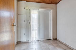 Deze te renoveren woning is gelegen in een doodlopende straat vlak bij het centrum van Dessel met een prachtig zicht op de velden.<br /><br />De woning is geschikt voor de handige Harry's die er iets heel moois van kunnen maken.<br /><br />De indeling is als volgt: op het gelijkvloers bevinden zich een inkomhal, een keuken, een woonkamer, een slaapkamer en een badkamer met douche, lavabo en toilet.<br />De tweede slaapkamer ligt op de eerste verdieping.<br /><br />Een garage ligt aan de rechterzijde van de woning.<br /><br />De tuin loopt naadloos over in de velden achter de woning.