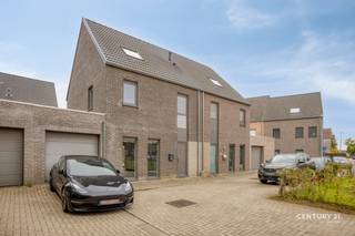 Op zoek naar een moderne, energiezuinige woning waar je zonder zorgen meteen kan intrekken? Dan is deze perfect onderhouden woning uit 2016, rustig gelegen op een boogscheut van het centrum van Aarschot, absoluut een bezoek waard!<br /><br />De woning combineert hedendaags wooncomfort met een praktische indeling en een uitstekende ligging. Dankzij de 4 volwaardige slaapkamers en de badkamer biedt deze eigendom alle ruimte voor een gezin of voor wie graag een extra bureau of hobbykamer voorziet.<br /><br />Buiten geniet je van een aangenaam terras met aansluitend een onderhoudsvriendelijk tuintje, ideaal om in alle rust te ontspannen. Een bijkomende troef is de carport met rechtstreekse achtertoegang tot het perceel, wat zorgt voor extra comfort en gebruiksgemak.<br /><br />Ook op energetisch vlak scoort deze woning uitstekend. Met een EPC-label A ben je verzekerd van een bijzonder energiezuinige thuis, helemaal klaar voor de toekomst.<br /><br />Dankzij de rustige ligging vlak bij het bruisende centrum van Aarschot geniet je bovendien van een ideale combinatie van rust en bereikbaarheid, met winkels, scholen en andere voorzieningen binnen handbereik.<br /><br />Kortom: een comfortabele, energiezuinige gezinswoning op een gegeerde locatie!