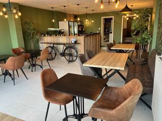 <h3><span>Uniek Handelspand met Woning, Atelier en Ruime Tuin Toplocatie met Tal van Mogelijkheden!</span></h3><p><span>Bent u op zoek naar een veelzijdig pand dat wonen en werken moeiteloos combineert? Dan is dit uitzonderlijke handelspand met woonst, atelier én tuin precies wat u zoekt!</span></p><p><span>Gelegen op een </span><span>zichtbare toplocatie</span><span> met </span><span>gratis parkeergelegenheid rondom</span><span>, biedt dit pand tal van mogelijkheden voor ondernemers, vrije beroepen of investeerders.</span></p><h4><span>Gelijkvloers 205m² Commerciële Ruimte</span></h4><p><span>Het gelijkvloers beschikt over een zeer ruime handelsruimte van maar liefst </span><span>205m²</span><span>, momenteel ingericht als horecazaak. De indeling omvat:</span></p><ul><li><span>Ontvangstgedeelte met toog</span></li><li><span>Ruimte voorzien voor professionele keuken</span></li><li><span>Toiletten</span></li><li><span>Grote zaal of atelier</span></li><li><span>Aansluitend terras en een </span><span>ruime tuin</span></li><li><span>Achteraan het perceel een grote berging/magazijn</span></li></ul><p><span>Perfect voor horeca, winkel, showroom, atelier of kantoorruimte.</span></p><h4><span>Woonst Te Voltooien naar Eigen Smaak</span></h4><p><span>De woonruimtes boven zijn gedeeltelijk gerenoveerd en bieden enorm veel potentieel om naar eigen wens af te werken.</span></p><p><span>1e Verdieping:</span></p><ul><li><span>Bureauruimte</span></li><li><span>Ruime slaapkamer of leefruimte met voorzieningen voor keuken</span></li><li><span>Badkamer met inloopdouche, lavabomeubel en toilet</span></li><li><span>Praktische dressing</span></li></ul><p><span>2e Verdieping:</span></p><ul><li><span>2 ruime slaapkamers</span></li><li><span>Tweede badkamer (leidingen reeds voorzien nog af te werken)</span></li></ul><p><span>Zolder:</span></p><ul><li><span>Volwaardige zolderruimte ideaal voor het creëren van 1 à 2 extra kamers</span></li></ul><h4><span>Troeven op een rij:</span></h4><p><span>Volledig vernieuwde elektrische installatie </span><span>conform gekeurd</span><span><br /></span><span>EPC-label C</span><span> géén renovatieverplichting<br />Nieuwe CV-installatie op aardgas<br />Vernieuwde PVC-ramen op de verdiepingen<br />Commerciële topligging met </span><span>uitstekende visibiliteit</span></p><p><span>Dit pand is ideaal voor wie op zoek is naar ruimte, flexibiliteit én een slimme investering in één.</span></p><p></p><hr /><span>Interesse?</span><span><br />Reageer via de advertentie en wij nemen snel contact met u op om een bezoek in te plannen.</span><p></p>