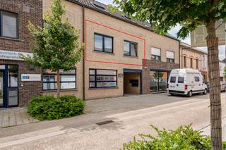 <br />Bent u op zoek naar een gezellige woonst op een centrale ligging...?, dan is dit charmant appartement/studio in het hart van Keerbergen beslist iets voor jou. De studio bevindt zich in een kleinschalig en verzorgd gebouw en geniet van een uitstekende ligging vlakbij winkels, openbaar vervoer en alle dagelijkse voorzieningen. <br />Troeven van deze eigendom:<br />✅ Centrale ligging in Keerbergen<br />✅ Kleinschalig en rustig project<br />✅ EPC-label B<br />✅ Praktische en gezellig studio<br />✅ Lift aanwezig<br /><br />Voor interactieve grondplannen met foto’s, ga naar www.wijns.be en klik op de knop “virtueel bezoek”.<br />Info & afspraak: ☎ 0473/33 33 39 ✉ johan@wijns.be