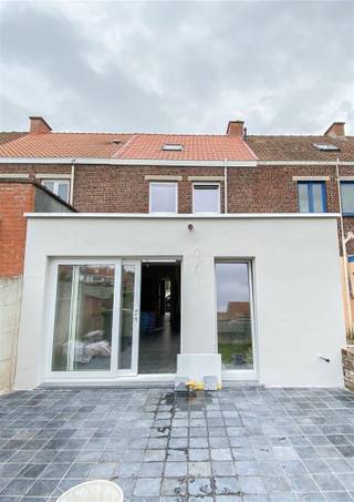 <p><span>Deze volledig gerenoveerde woning is gelegen in de Vlaanderenstraat, op fietsafstand van de Grote Markt van Oudenaarde, het station, de winkels, de bakker, scholen...</span></p><p><span> </span></p><p><span>Indeling </span></p><p><span>De woning omvat op het gelijkvloers een inkomhal, een dubbele leefruimte met open keuken (uitgerust met een spoelbak, oven, kookplaat, dampkap, vaatwasser en frigo). </span></p><p><span>Aanpalend aan de keuken is er een berging, apart toilet en een badkamer (met inloopdouche en lavabomeubel). Op de eerste verdieping bevinden zich 3 slaapkamers.</span></p><p><span>Verder beschikt de woning over een kelder en een grote, afgewerkte zolderruimte. </span></p><p><span>De woning geniet van een tuintje met terras en achteraan is er een autostaanplaats (toegang via achterliggende straat).</span></p><p><span> </span></p><p><span>Wat maakt deze woning interessant?</span></p><p><span>Gunstige ligging</span></p><p><span>Volledig gerenoveerd </span></p><p><span>Lichtarmaturen voorzien</span></p><p><span>Leuke zonnige tuin</span></p><p><span>Parkeerplaats</span></p><p><span> </span></p><p><span>Praktisch </span></p><p><span>Deze woning is beschikbaar vanaf 1/1/2026</span></p><p><span> </span></p><p><span>Meer foto's van de binnenkant volgen binnenkort.</span></p><p><span> </span></p><p><span>Vraag uw bezoek aan via onze site immodhondt.be</span></p><p><span> </span></p>