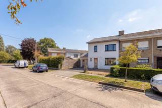 <p>Deze mooie, instapklare woning is gelegen aan de Sint-Sebastiaanslaan, een rustige straat nabij het centrum van Izegem en biedt een ideale kans voor zowel starters als families die op zoek zijn naar hun nieuwe thuis.<br /><br />De woning werd in <strong>2024 volledig vernieuwd</strong> en is onmiddellijk <strong>instapklaar</strong>.<br />De voorgevel werd mooi vernieuwd, de ramen, deuren en de garagepoort zijn vernieuwd, nieuwe keuken, nieuwe badkamer, warmtepomp voor verwarming, interieur, noem maar op.<br /><br />De gezellige ommuurde stadstuin is zeer onderhoudsvriendelijk en voorzien van een terras met kunstgras. <br /><br /><strong>Technische aspecten:</strong><br />- hoogrendementsbeglazing<br />- dakisolatie, muurisolatie<br />- vernieuwd dak = geen asbest<br />- warmtepomp<br />- conforme elektriciteit<br /><br />Door de <strong>energetische renovatie</strong> geniet de woning van een <strong>energielabel B (185 kWh/m² jaar)</strong>.<br /> </p>

<p>De woning is gelegen in een zeer rustige woonwijk op enkele minuten van het centrum van Izegem.<br />Alle voorzieningen, voedingswinkels, horeca zijn binnen een straal van 3km bereikbaar.<br />Er is eveneens een goede verbinding met de E403 Kortrijk- Brugge. <br /><br />Bij interesse in deze woning, aarzel niet contact met ons op te nemen op <strong>051/201.400 of info@dicasa.be</strong></p>