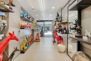 Op een uitstekende en centrale commerciële ligging in Koksijde bevindt zich dit instapklare handelspand van circa 152 m². Dankzij de mooie dubbele vitrine geniet uw zaak hier van maximale visibiliteit en veel natuurlijke lichtinval. Dit pand vormt een absolute buitenkans voor zelfstandigen en ondernemers die op zoek zijn naar een representatieve locatie voor een kledingwinkel, galerij, boetiek of vrij beroep.<br /><br />Indeling:<br />*Gelijkvloers: Uitnodigende inkom met een brede, dubbele etalage en een ruime verkoop- of praktijkruimte.<br />*Kelder verdieping: Zeer ruime, droge en volledig ingerichte kelder, uitgerust met een praktische kitchenette en sanitaire voorzieningen.<br />*Toegang: Handige bijkomende toegang aan de achterzijde van het pand, ideaal voor leveringen of personeel.<br /><br />Technische specificaties & afwerking:<br /><br />*Energie & Comfort: Uitstekende energieprestatie met EPC-label A. Verwarming en koeling via een efficiënte lucht-lucht warmtepomp (aircosysteem).<br />*Afwerking: Onderhoudsvriendelijke keramische tegelvloer en een strak systeemplafond voorzien van geïntegreerde verlichting.<br />*Ventilatie & Nutsvoorzieningen: Mechanisch ventilatiesysteem aanwezig en voorzien van aparte tellers voor de nutsvoorzieningen.<br />*Bouwjaar: 2005<br /><br />Vrij van gebruik bij het verlijden van de authentieke akte.<br /><br />Interesse om uw onderneming te vestigen op deze centrale ligging in Koksijde? <br /><br />Contacteer ons vandaag nog voor meer informatie of om een plaatsbezoek in te plannen.<br /><br />Bestuursmaatregelen in het maatregelenregister: nee