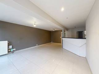 Dit gezellig appartement bevindt zich in het centrum van Kruishoutem vlakbij alle plaatselijke winkels. INDELING:Leefruimte - open keuken - berging...