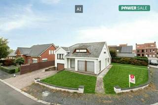 Ontdek deze woning tijdens de Power-sale zaterdag 31/10 van 11u tot 12u , maak nu jouw afspraak! <br /><br />Op een uitstekende locatie in een rustige, residentiële buurt te Vichte bevindt zich deze ruime en stevig gebouwde gezinswoning met veel potentieel. De woning beschikt over 4 slaapkamers, een inpandige garage en een zonnige, aangename tuin op een totaal perceel van ca. 526m². Een unieke kans voor wie op zoek is naar een vrijstaand huis met ruimte om te wonen en te groeien. <br /><br />Het huis kent een centrale ligging: u geniet van een vlotte bereikbaarheid naar lokale winkels, bakkers en slagerijen, en bevindt zich op slechts enkele minuten van de E17.<br /><br />Binnenin geniet u van een lichtrijke leefruimte en een stevige constructie die de ideale basis vormen om de woning verder naar eigen smaak te moderniseren. <br /><br />INDELING<br /><br />Gelijkvloers:<br />Inkomhal met gastentoilet - ruime aparte bureau - lichtrijke en ruime leefruimte - keuken - terras - tuin - inpandige garage met wasplaats en kelder<br /><br />Eerste verdieping:<br />Slaapkamer 1 - slaapkamer 2 - badkamer (bad, douche, toilet, lavabo)<br /><br />Tweede verdieping:<br />Slaapkamer 3 - slaapkamer 4 - zolder<br /><br />ALGEMEEN<br /><br />- Rustig gelegen in een residentiële wijk <br />- Rolluiken overal (deels elektrisch)<br />- 4 ruime slaapkamers<br />- Inpandige garage met sectionale poort<br />- Nabij winkels, horeca, zwembad, belangrijke invalswegen en E17<br /><br />Interesse in deze woning? Maak dan zeker uw afspraak via 0472 18 64 20 of matisse.vandererven@dewaele.com.<br /><br />De eigendom wordt aangeboden via de Power-sale formule. Op 31/10/2026 tussen 11:00 en 12:00 kan u het huis op afspraak komen bezichtigen en een bod uitbrengen. De vermelde prijs is een instelprijs. Voor meer info, gelieve contact op te nemen met de dossierverantwoordelijke.<br /><br />Dit pand is onderworpen aan de renovatieverplichting van de Vlaamse overheid voor residentiële gebouwen (behoudens bij sloop binnen 5 jaar na de aankoop). Consulteer voor meer informatie de website van het Vlaams Energie- en Klimaatagentschap via https://www.vlaanderen.be/een-woning-kopen/renovatieverplichting-voor-residentiele-gebouwen<br /><br />Bestuursmaatregelen in het maatregelenregister: in aanvraag<br /><br />Deze AI-visualisaties zijn bedoeld als inspiratie. Er werd geen rekening gehouden met technische specificaties, stedenbouwkundige voorschriften of de concrete mogelijkheden tot realisatie.
