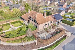 Luxueuze villa met ruime indeling op toplocatie in Pelt<br /><br />In een rustige en gegeerde straat in Pelt (3900) bevindt zich deze prachtig afgewerkte villa op een royaal perceel van 1.150 m². Met een bewoonbare oppervlakte van maar liefst 216 m² biedt deze woning een uitzonderlijk gevoel van ruimte, comfort en flexibiliteit.<br /><br />De woning beschikt over vier volwaardige slaapkamers en een aparte bureauruimte. Deze bureau kan perfect ingericht worden als extra slaapkamer, waardoor gelijkvloers wonen volledig mogelijk is. Op het gelijkvloers bevinden zich momenteel twee (slaap)kamers en een badkamer, ideaal voor wie levenslang wil wonen of een praktijkruimte wenst te combineren met wonen.<br /><br />De bovenverdieping omvat 4 ruime slaapkamers en een dressing waar eventueel nog een extra kamer van gemaakt kan worden. een ruime 2de badkamer is boven ook aanwezig , wat deze woning uitermate geschikt maakt voor grotere gezinnen.<br />De villa is luxueus afgewerkt met oog voor detail en kwalitatieve materialen ( smeg toestellen in de keuken ) .<br />Grote raampartijen zorgen voor veel natuurlijke lichtinval en versterken het open en ruimtelijk gevoel in de woning.<br /><br />Kortom, deze instapklare woning combineert rust, ruimte en luxe op een uitstekende locatie.<br /><br />Troeven:<br />Perceel van 1.150 m²<br />Bewoonbare oppervlakte van 216 m²<br />5 slaapkamers + bureau + dressing  (mogelijkheid tot 7 slaapkamers)<br />2 badkamers<br />Gelijkvloers wonen mogelijk<br />Luxueuze afwerking<br />Rustige ligging<br /><br />Interesse in deze unieke woning? Neem vandaag nog contact op voor een bezoek!