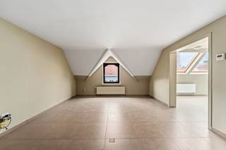 Centraal gelegen instapklaar en knus appartement (81 m²) met 1 slaapkamer te koop in het centrum van Roeselare.<br /><br />De centrale ligging in de winkelstraat nabij de Grote Mark van Roeselare maakt dit een ideale keuze voor wie op zoek is naar een comfortabel appartement in het stadscentrum.<br /><br />*Indeling van het appartement te koop:<br /><br />- inkom met apart toilet<br />- knusse woonkamer<br />- ingerichte keuken met annex (was)berging<br />- badkamer met lavabomeubel, bad en douche<br />- 1 slaapkamer<br />- bergzolder<br /><br />*Kenmerken en troeven:<br /><br />- Locatie: de Noordstaat ligt op een steenworp afstand van de Grote Markt, bibliotheek, winkels, horeca en openbaar vervoer. Je hebt alles binnen handbereik.<br />- Lift: het gebouw beschikt over een lift, waardoor je gemakkelijk naar de derde verdieping kunt.<br />- Conformiteitsattest voorhanden.<br /><br />Dit appartement combineert comfort, locatie en praktische indeling. Neem contact met ons op voor meer informatie of een bezichtiging.<br /><br />Deze AI-visualisaties zijn bedoeld als inspiratie. Er werd geen rekening gehouden met technische specificaties, stedenbouwkundige voorschriften of de concrete mogelijkheden tot realisatie.