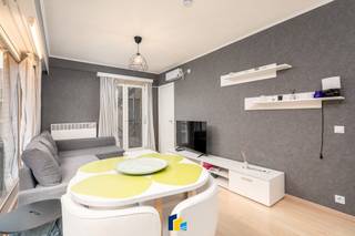 Welkom in dit charmant appartement dewelke te koop staat in het bruisende Blankenberge, waar de zeebries en de warme sfeer samenkomen. Gelegen in...