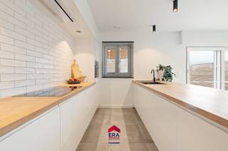 Ontdek dit uiterst verzorgde en volledig instapklaar duplex appartement uit 2011. Dankzij de praktische indeling, kwalitatieve afwerking, ruim terras en een garagebox met extra autostaanplaatsen, vindt u hier het ideale wooncomfort.<br />Dankzij de centrale ligging geniet u van een vlotte verbinding naar het centrum van Balen, omliggende gemeenten, winkels, scholen en openbaar vervoer. Dit is een unieke kans voor wie op zoek is naar een moderne, energiezuinige en perfect onderhouden woonst.<br /><strong>Troeven:</strong>
<ul><li>Modern en volledig instapklaar duplex appartement</li><li>Bouwjaar 2011</li><li>EPC: label A</li><li>Zeer ruime leefruimte met veel lichtinval</li><li>2 slaapkamers + dressing (mogelijke 3de slaapkamer)</li><li>Ruim terras</li><li>Garagebox + extra autostaanplaatsen</li><li>Praktische en doordachte indeling</li><li>Centrale ligging nabij winkels, scholen, openbaar vervoer en invalswegen</li></ul>
<strong>Indeling:</strong><br /><strong>1ste verdieping:</strong> Inkomhal, gastentoilet, ruime woonkamer, volledig uitgeruste open keuken, berging/wasplaats, slaapkamer 1, toegang tot het terras<br /><strong>2de verdieping:</strong> slaapkamer 2, dressing (mogelijkheid 3de slaapkamer), badkamer<br /><strong>Zolder: </strong>Zolderruimte