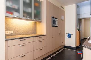 <p><span>ANTWERPEN | GELIJKVLOERSAPPARTEMENT MET DRIE RUIME SLAAPKAMERS EN TERRAS | EPC C </span><span>|</span></p><p><span>Indeling als volgt: inkomhal - woonkamer/leefruimte - gesloten, ingerichte keuken - stadstuin/terras - badkamer met douche, bad en lavabomeubel - drie ruime slaapkamers - toilet - bergplaats met aansluitingen wasmachine/droogkast.  </span></p><p><span>Geen maandelijkse kosten.</span></p><p><span>Het appartement is gunstig gelegen in de onmiddellijke nabijheid van supermarkten, scholen, openbaar vervoer en </span><span>vlakbij invalswegen. </span></p><p><span> </span></p><p><span>Extra troeven:</span></p><ul><li><span>Vlakbij Antwerpen</span></li><li><span>Ruime stadstuin/terras</span></li><li><span>Aparte meters voor elektriciteit, water en gas </span></li><li><span>Grote extra kelder berging</span></li></ul><p><span> </span></p><p><span> </span></p><p><span> </span></p>