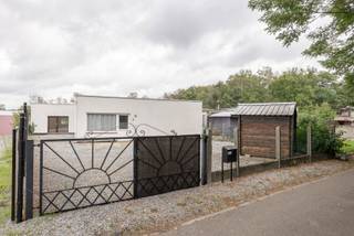 Deze bungalow gelegen in het groen met vrij zicht wordt verkocht! Deze woning is vergund om er permanent gedomicilieerd te wonen!<br /><br />De woning ligt op een perceel van 4a44ca, zeer mooi in het groen en beschikt over een prachtig vrij zicht achter. Het is een woning gebouwd in 1964 en gebouwd als bungalow met alle woonruimte dus gelijkvloers. Echter is de hele woning gerenoveerd rond 2013.<br /><br />Bij het aankomen aan de woning, merken we direct de prachtige natuur. De woning heeft een zeer ruime leefruimte met aansluitend keuken. De keuken is voorzien van een vaatwasser, koelkast, combi-oven, inductievuur en dampkap. Er zijn in totaal 2 slaapkamers, één voorzien van een stenen vloer en één voorzien van laminaat. Er is een mooie badkamer met lavabo, toilet en inloopdouche.<br /><br />Verder vinden we voldoende plaats om auto's te parkeren en een tuinhuis om gereedschap op te bergen. En dan last but not least is er een mooi overdekt terras en stuk tuin achter om te genieten van een prachtig weids zicht.<br /><br />Ben jij benieuwd hoe het voelt om hier te wonen? Contacteer ons op 011 64 55 00 of mail naar info@vastgoedfransen.be.
