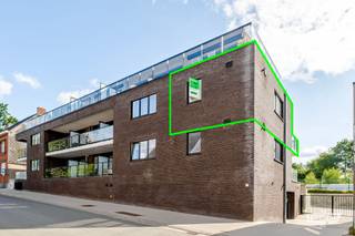 Dit recent (opgeleverd 2018) appartement met twee slaapkamers is ideaal gelegen tegenover scholen, winkels, openbaar vervoer én op wandelafstand van het centrum. Het appartement bevindt zich op de tweede verdieping en is toegankelijk via de lift of trap. Binnenkomen doet u in de hal, daar heeft u toegang tot twee slaapkamers, gastentoilet en badkamer met lavabo en inloopdouche. Via de hal loopt u door naar de lichtrijke woonkamer met overdekt en zonnig terras en aansluitend de moderne open keuken. Deze is voorzien van een inductiekookplaat, dampkap, elektrische oven en een spoelbak. Aansluitend de keuken is er een bergruimte die voorzien is voor wasmachine, droogkast en opbergruimte. Bij dit appartement hoort een inpandige autostaanplaats aangekocht te worden. <br /><br />