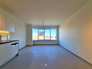 <p><span>Vous recherchez un appartement entièrement prêt à emménager et facilement accessible ? Alors ce bien pourrait bien vous intéresser.</span></p><p><span> </span></p><p><span>Voici quelques-uns de ses atouts :</span></p><ul><li><span>Récemment entièrement rénové – rénovation énergétique en profondeur</span></li><li><span>Très faible consommation d'énergie : indice E  <60 !</span></li><li><span>Prêt à emménager</span><span>: peint et équipé d’un système d’éclairage</span></li><li><span>Situé au calme tout en étant proche du centre-ville et des axes routiers</span></li><li><span>Terrasse exposée sud </span></li></ul><p><span> </span></p><p><span>L'appartement se présente comme suit : </span></p><p><span>Hall d'entrée avec WC séparé, salon avec cuisine ouverte équipée (plaques de cuisson, hotte, four, réfrigérateur, lave-vaisselle), </span></p><p><span>débarras/buanderie, salle de bains équipée (meuble-lavabo et douche à l'italienne), deux chambres, terrasse orientée sud </span></p><p><span>Débarras </span><span>supplémentaire </span><span>à l'arrière du bâtiment.</span></p><p><span> </span></p><p><span>'s supplémentaires</span></p><p><span>Possibilité de louer en option un garage (16 m²) avec alimentation électrique indépendante et compteurs séparés ! (€ 70)</span></p><p><span> </span></p><p><span> </span></p><p><span>Disponible</span><span>immédiatement </span></p><p><span>Loyer</span><span>: € 915 + € 45 de charges communes (assurance incendie, consommations + nettoyage des parties communes)</span></p><p><span>Cote E :</span><span> 53</span></p><p><span> </span></p><p><span>Intéressé(e) ? Contactez vite l'agence immobilière Axel Lenaerts pour organiser une visite !</span></p><p><span> </span></p><p><span> </span></p>