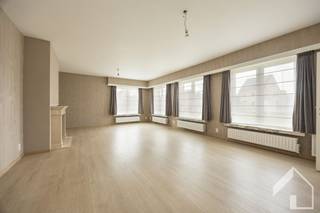<p>Gerenoveerde laagbouwwoning met mooi uitzicht, op een perceel van 2984m2 met een grote garage van 75m2. We betreden de woning via de inkomhal, met apart gastentoilet. Verder vinden we een leefruimte van 40m2 met houtkachel en elektrische rolluiken, een volledig ingebouwde keuken van 20m2 voorzien van alle toestellen en airco, een wasplaats/berging, een technische ruimte en tenslotte nog een polyvalente ruimte met douchecabine. We vinden in de woning ook nog 3 slaapkamers, waarvan 1 met airco en een badkamer met bad, toilet, meubel met 1 lavabo en een kast. Via een valtrap kunnen we de geïsoleerde zolder bereiken. Achter de woning ligt er een grote garage met elektrische sectionale poort en een aparte deur. Verder staat er ook nog een serre en een tuinberging in de tuin. Het uitzicht op landbouwgronden, dat je hier hebt, is een grote troef. Voor meer info: 0479/9 34 34 9 (Kristof)</p>