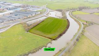 Op een rustige maar vlot bereikbare locatie in Diksmuide bevindt zich deze uitgestrekte recreatiegrond van ruim 17.000 m². Het perceel ligt langs...