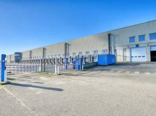 Magazijn van 330.835m² en mezz 868m² met kantoor van 728m² te huur.