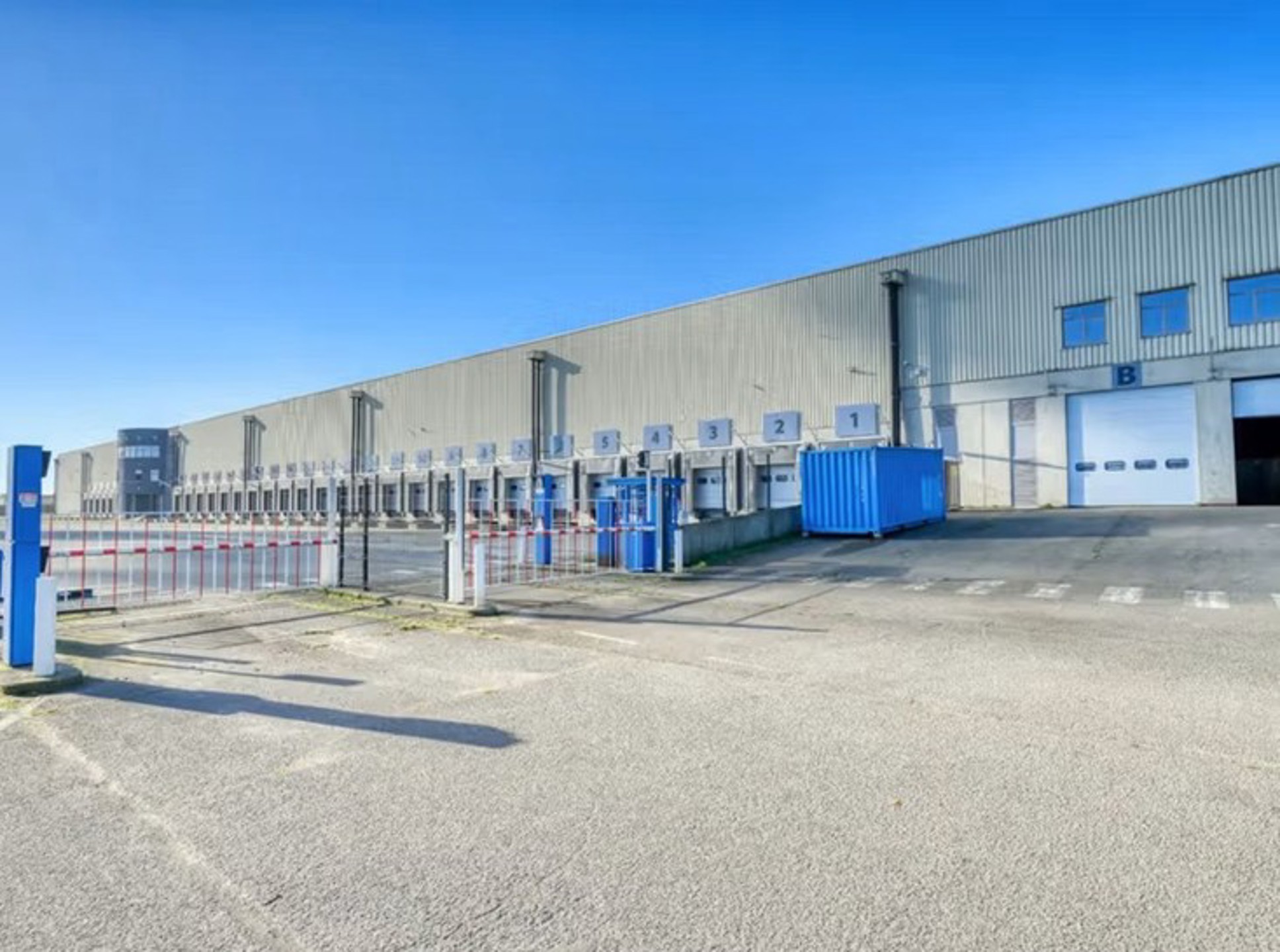 Magazijn van 330.835m² met kantoor van 728m² te huur. - foto 2