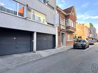 2 ondergrondse staanplaatsen met grote berging, in het centrum van Waregem.Afmetingen per staanplaats: 5m x 2,7mOppervlakte berging: 20...