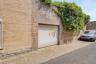 **Statige herenwoning met vergunning twee appartementen**In de Kapelstraat te Tienen op een perceel van maar liefst 2a24ca en een bewoonbare...