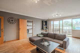 Ruim 2-slaapkamer appartement te koop gelegen op de eerste verdieping te centrum Gistel, langs de Stationsstraat. Indeling: - inkomhal- berging...