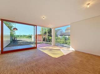 BEZOEK? Bel 09/225.00.78 - In het charmante Zevergem, deel van Nazareth-De Pinte, bevindt zich deze architecturaal afgewerkte nieuwbouwwoning...