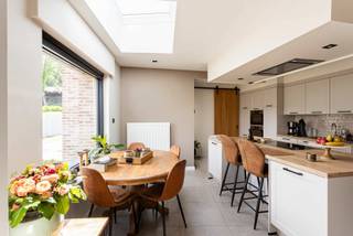 <p>Te koop Gaverstraat te Geraardsbergen</p>
<p>Verkoopsinfo : Pieter Cardoen 0475 36 12 52, pieter@cornelis-goeman.be</p>
<p>Recente (deels) genoveerde woning met 5 slaapkamers en loods van +- 140 m2</p>
<p>Gelijkvloers werd recent gerenoveerd en omvat: inkomhal welke toegang geeft tot de woonruimte. De open keuken is voorzien van alle comfort met aansluitend bijkeuken/washok. Via de “patio” komt u de inpandige garage (met aut. poort)</p>
<p>De eerste en tweede verdieping werd deels reeds gerenoveerd maar dient verder afwerkt te worden. Op de eerste verdieping momenteel 3 slaapkamers en een volledige gerenoveerde badkamer.</p>
<p>De tweede verdieping omvat een hal en twee slaapkamers.</p>
<p>Extra troef is de loods van +-140 m2, deels vernieuwd (o.a geïsoleerd dak, sectionale poort).</p>
<p>Bijkomende troeven :</p>
<ul>
<li>Aangename terrassen</li>
<li>Zuidgerichte tuin</li>
<li>Omheind terrein met geautomatiseerde poort</li>
<li>Geen overstromingsgevoelig gebied</li>
<li>Goede mobiscore</li>
<li>Aangename ligging, net buiten het centrum aan de rand van bosgebied</li>
<li>Gunstige EPC o.a. omwille van zonnepanelen, warmteboiler</li>
</ul>
<p>Beschikbaarheid is bespreekbaar met de eigenaars.</p>
<p>Interesse in bijkomende info (plannen, VGI, VIP, kadaster, extra foto’s, .. ) of een bezoek ? Klink dan op de button " infoaanvraag/afspraak" op deze pagina. Of 0475 36 12 52.</p>
<p>Vermelde afmetingen in deze advertentie zijn informatief en niet bindend.</p>