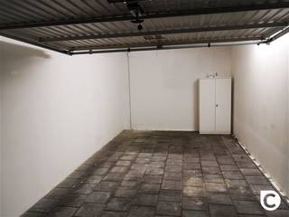 <p><span>Ondergrondse garagebox met afstandsbediening te Fruithoflaan! </span></p><p><span>Deze garagebox werd recent opgewaardeerd, is centraal gelegen en beschikt over een automatische poort met afstandsbediening. </span></p><p><span>Dit ondergrondse garagecomplex telt 3 toegangen met badgesysteem en camerabewaking, waarvan 2 via de Fruithoflaan, de derde situeert zich op de Roderveldlaan. </span></p><p><span>De garagebox is onmiddellijk beschikbaar!</span></p><p><span> </span></p><p><span>Afmetingen:</span></p><p><span>Diepte: 5,95m </span></p><p><span>Breedte: 3m</span></p><p><span>Hoogte: 2,02m</span></p><p><span> </span></p>