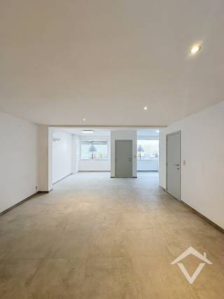 Deze volledig gerenoveerde woning in het centrum van Koekelare omvat: inkom, ruime leefruimte met open keuken, badkamer met douche, toilet, 2 ruime bergruimtes, polyvalente ruimte, 3 slaapkamers en garage.<br /><br />Troeven:<br /><br />* Centrum Koekelare<br />* EPC-label C<br />* Afgesloten garage<br /><br />Onmiddellijk beschikbaar. Huurprijs: 975€/mnd