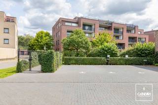 Parkeerplaats gelegen aan de residentie "Parkview VI" - gelegen op de kruising van de Hundelgemsesteenweg en Eindeke te Gentbrugge<br /><br />Parkeerplaats is vlot bereikbaar<br />+-45 euro/jaar aan syndicuskosten<br /><br />Mogelijkheid om de naastgelegen parkeerplaats ook aan te kopen. Beide zijn voorzien van <strong>parkeerbeugel</strong>.<br /><br />Contacteer Laura voor meer info: <strong>laura@convas.be </strong>of <strong>0492 07 26 62</strong>