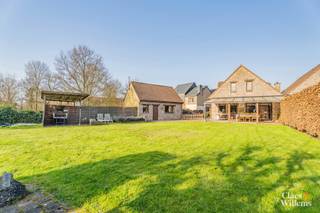 Halfopen woning met EPC-label C, gelegen in een rustige doodlopende straat in het hart van Merchtem, combineert comfort met een ideale ligging...