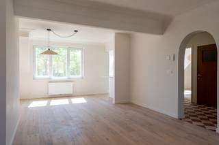 Droom je van elke ochtend wakker worden met licht en rust? In de gegeerde Rubenstraat vind je dit speels en kwalitatief totaal gerenoveerde appartement op de tweede verdieping.<br /><br />Hier woon je in alle rust, terwijl winkels, openbaar vervoer en belangrijke invalswegen zich op een steenworp bevinden.<br /><br />Het appartement werd met veel zorg en oog voor detail vernieuwd. Hoogwaardige materialen, een slimme indeling en een warme, hedendaagse afwerking zorgen voor een unieke woonervaring.<br /><br />De lichtrijke leefruimte vormt het hart van de woning en sluit naadloos aan op de open, volledig uitgeruste keuken. De doordachte indeling zorgt voor een aangenaam en ruimtelijk gevoel.<br /><br />Verder beschikt het appartement over twee comfortabele slaapkamers, een stijlvolle badkamer met kwalitatieve afwerking en een extra lichtrijke zolderkamer die perfect dienst kan doen als bureau, hobbyruimte of logeerkamer.<br /><br />Buitenruimte: een aangenaam balkon waar je in alle rust kan genieten.<br /><br />Troeven<br /><br />-Volledig gerenoveerd (instapklaar)<br /><br />-Veel natuurlijke lichtinval<br /><br />-Kelderberging inbegrepen<br /><br />-Mogelijkheid tot aankoop garagebox (€30.000)<br /><br />Een instapklare parel voor wie stijlvol en comfortabel wil wonen op een centrale locatie.<br />Attesten beschikbaar via: https://jamar.immo/<br /><br />Wg, Vg, Gvkr, Gmo, Gvv – geen overstromingsgevoelig gebied, geen worg