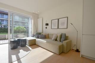 Volledig gerenoveerd hoek-appartement met een ruim zuid gericht terras gelegen aan de Zeedijk in het Zoute. Indeling: Inkom met gastentoilet. Vestiaire. Lichtrijke leefruimte uitgevend op het terras. Vanop het terras voorzien van een zonnetent kan men genieten van zeezicht. Volledig geïnstalleerde open keuken voorzien van alle comfort. Aparte berging voorzien voor het plaatsen van een wasmachine. Masterbedroom voorzien van ingemaakte kasten. Tweede slaapkamer met ingemaakte kasten. Douchekamer. Privatieve kelder en gemeenschappelijke fietsenberging. Mogelijkheid tot aankoop van een autostaanplaats in de residentie. Ideale pied-à-terre.