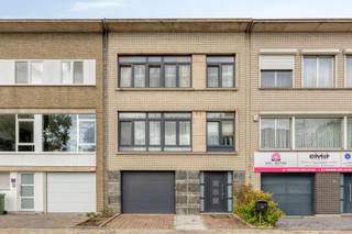 <p><span>Op zoek naar een instapklare gezinswoning met een uitstekende energieprestatie, een praktische indeling en voldoende ruimte? Dan is deze volledig gerenoveerde bel-etagewoning aan de Leo Baekelandstraat 73 in Ekeren zeker een bezoek waard!</span></p><p><span>De woning werd in 2018 grondig gerenoveerd en biedt een bewoonbare oppervlakte van 131 m² op een perceel van 199 m². Dankzij de drie slaapkamers, ruime garage, polyvalente ruimtes en aangename tuin is dit de ideale thuis voor wie comfortabel wil wonen.</span></p><p><span>Indeling</span></p><p><span>Gelijkvloers:</span><span> Via de inkomhal met ingebouwde vestiaire bereik je de ruime garage, met plaats voor een wagen en motor. Daarnaast bevinden zich hier een praktische wasruimte en twee polyvalente ruimtes die perfect kunnen dienen als bureau, hobbyruimte of extra bergruimte. Achteraan geniet je van een aangename tuin.</span></p><p><span>Eerste verdieping:</span><span> De lichtrijke leefruimte biedt voldoende plaats voor een gezellige zithoek en eetgedeelte. Aansluitend bevindt zich de halfopen, volledig uitgeruste keuken met Whirlpool-toestellen. Via het grote schuifraam heb je toegang tot het balkon. Verder beschikt deze verdieping over een apart gastentoilet en een handige berging.</span></p><p><span>Tweede verdieping:</span><span> Hier bevinden zich drie volwaardige slaapkamers en een badkamer, uitgerust met een ligbad, douche en toilet.</span></p><p><span>Extra troeven</span></p><ul><li><span>Energiezuinig met EPC-label B (134 kWh/m²/jaar)</span></li><li><span>14 zonnepanelen</span></li><li><span>Volledig gerenoveerd in 2018</span></li><li><span>Dakisolatie vernieuwd in 2021</span></li><li><span>Conforme elektrische installatie</span></li><li><span>Asbestattest zonder vastgestelde asbest</span></li><li><span>Garage en oprit met parkeermogelijkheid</span></li><li><span>Aangename tuin en balkon</span></li></ul><p><span> </span></p>