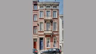 Gelegen in de historische stadskern van Mechelen in een rustige enkelrichting zijstraat van de vergroende vesten, nabij de winkelstraten, scholen, openbaar vervoer, treinstation en E19 Brussel-Antwerpen (mobiscore 9,5/10). <br />De woning is verdeeld in 5 niveaus omvattende: <br />Kelderniveau: diverse kelders 55m².<br />Gelijkvloers: inkomhal, traphal, living 65m² (3 plaatsen) of praktijkgedeelte, keuken, wc, buiten-wc, terras en ommuurd tuintje. Het gelijkvloers werd voorheen gebruikt als kapperszaak.<br />Verdieping 1: 2de living 27m² met aanpalend balkon, 2de keuken 18m², veranda 23m², berging 7m² met voorziening sanitair. Op dit niveau kunnen eventueel 2 à 3 slaapkamers met sanitair gecreëerd worden.<br />Verdieping 2: 2 slaapkamers (18m² - 18m²) waarvan 1 met aanpalend balkon, kamer 6,5m², wc, douchekamer.<br />Verdieping 3: geïsoleerde zolder 50m² via vaste trap met mogelijkheid inrichten.<br />Totale vloeroppervlakte circa 270m² + kelders 55m² + zolder 50m². KI: 1.393 euro.<br />Verwarming met aardgaskachels. Epc 400 kWh/m² - energielabel D - UC3571460-RES-1- geen renovatieverplichting..<br />Parkeergelegenheid in de straat en eventueel mogelijkheid huren parkeerplaats/garage op wandelafstand.<br />Deze herenwoning heeft de kenmerkende hoge plafonds met authentieke elementen zoals plafond-moluren en houten vloeren.<br />Bouwjaar: tussen 1850-1874 met verbouwing op het gelijkvloers eind jaren '70 + aanbouw veranda eind jaren '80. Recent werd het dak geïsoleerd en de aflopen werden vernieuwd tot aan de riool. De woning dient verder gerenoveerd te worden.<br />Stedenbouw info: woongebied met cultureel, historische en/of esthetische waarde - vergunning uitgereikt - niet gelegen in verkaveling - geen voorkooprecht ruimtelijke ordening - geen rechterlijke herstelmaatregel of bestuurlijke maatregel opgelegd.<br />Geen risicozone voor overstromingen. Gebouwscore: B (pluviaal op voorliggende straat) - perceelscore: B (pluviaal op voorliggende straat).