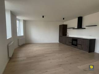 <p><span>Superbe appartement d'une chambre à Borgerhout</span></p><p><span> </span></p><p><span>Situé dans un bâtiment en briques au cœur de Borgerhout, cet appartement modernisé offre un espace de vie élégant et confortable avec tout ce dont vous avez besoin. </span></p><p><span> </span></p><p><span>L'espace de vie ouvert est doté de magnifiques planchers en bois qui s'étendent de la salle de séjour à la cuisine, créant un effet aéré et moderne. La cuisine est équipée d'un meuble de cuisine intégré en bois foncé avec des façades noires et une hotte aspirante de haute qualité. </span></p><p><span> </span></p><p><span>La chambre à coucher est bien proportionnée et donne accès à un charmant balcon d'où l'on peut admirer la vue sur Borgerhout. C'est un endroit idéal pour se détendre.</span></p><p><span> </span></p><p><span>La salle de bains est moderne et présente des finitions de haute qualité avec un élégant carrelage mural en marbre gris, une douche à l'italienne avec paroi en verre et un élégant meuble-lavabo en bois. Un radiateur sèche-serviettes ajoute un confort supplémentaire.</span></p><p><span> </span></p><p><span>L'appartement bénéficie d'une lumière naturelle abondante grâce à ses nombreuses fenêtres et à son balcon, ce qui garantit une atmosphère de quartier authentique avec le confort moderne.</span></p><p><span> </span></p><p><span>Un appartement idéal pour quelqu'un qui cherche un lieu de vie élégant et pratique dans un quartier calme.</span></p>