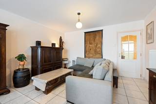 [[ DIT PAND NEEMT DEEL AAN DE ERA OPEN HUIZEN DAG OP 13/6 VAN 9:30 TOT 10:30 ]]
<p>Te koop: praktisch gesloten appartement in Hoboken, op Zuidweg 15, vlot bereikbaar via invalswegen.<br /><br />Dit appartement, gebouwd in 1998, biedt twee volwaardige slaapkamers ideaal voor starters, koppels of als investering. Inclusief garage en aparte berging voor extra comfort en handige opslagruimte. De praktische indeling geeft veel potentieel, terwijl voorzieningen, winkels en openbaar vervoer zich op korte afstand bevinden.<br /><br />Belangrijkste ruimtes:<br />• Woonkamer met aangename lichtinval<br />• Keuken met vaatwasser, dampkap, microgolfoven, koelkast, elektrische kookplaat, ontbijthoek en elektrische oven<br />• Twee slaapkamers<br />• Badkamer met ligbad, dubbele wastafel in meubel en mengkranen<br />• Apart toilet met handenwasser<br />• Wasplaats met aansluiting voor wasmachine en droogkast<br />• Garage met verlichting en elektriciteit<br />• Aparte berging<br /><br />Troeven:<br />• Twee volwaardige slaapkamers, geschikt voor diverse woonbehoeften<br />• Inclusief garage en aparte berging<br />• Praktische indeling op een vlot bereikbare locatie<br /><br />Neem vandaag nog contact op met je ERA-makelaar voor een bezoek.<br /><br />JOUW DROOMAPPARTEMENT. ZO GEVONDEN!</p>