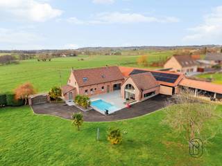 Te koop: unieke eigendom met zwembad, kantoor en loods in het Pays des CollinesIn het hart van het Pays des Collines bevindt zich deze uitzonderlijk...