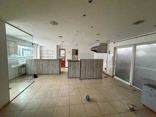 Studio met polyvalente ruimte, met veel mogelijkheden, gelegen in het cenrum van Nieuwmoer met een goede zichtlocatie!De ruime gelijkvloers beschikt...