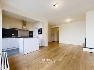 Bent u op zoek naar een ruim en comfortabel appartement op een uitstekende ligging? Dan is dit instapklare gelijkvloers appartement in Kontich precies wat u zoekt!<br />Het appartement beschikt over een mooie, lichtrijke leefruimte met voldoende plaats voor een gezellige zithoek en eetruimte. Dankzij de goede oppervlakte geniet u hier van een aangenaam gevoel van ruimte en comfort.<br />De recent vernieuwde keuken is modern ingericht en voorzien van alle nodige toestellen, ideaal voor wie graag kookt. Ook de badkamer werd recent gerenoveerd en straalt hedendaags comfort uit.<br />Verder omvat het appartement één (of meerdere) volwaardige slaapkamers, perfect voor een koppel, alleenstaande of als investering. Het gelijkvloerse karakter zorgt bovendien voor extra toegankelijkheid en gebruiksgemak.<br />Gelegen in een rustige buurt, maar toch dichtbij winkels, openbaar vervoer en belangrijke invalswegen, combineert deze woning een centrale ligging met aangenaam wonen.<br /><br />EPC :  237 kWh/m<sup>2</sup> (Label C)<br />Stedenbouwkundige inlichtingen in aanvraag<br />Waterinfo : P-Score = A, G-Score = A<br /><br />Dit is niet wat je zoekt ? Al gehoord van AANKOOPBEGELEIDING ?   Wij zoeken, bezoeken en onderhandelen mee met jou voor eigendommen die worden aangeboden door particulieren, andere makelaars of eigendommen die zelfs (nog) niet te koop staan?<br />Vraag meer informatie over aankoopbegeleiding via welkom@dehuisleverancier.be of 0489/069.000<br /><br />de Huisleverancier : Persoonlijk, voor iedereen Service, Kwaliteit en Vertrouwen !