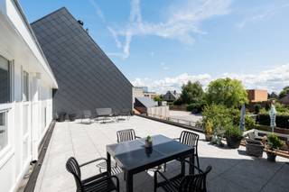 <p>Te koop: ruim appartement in Oostende, gelegen in een groene en residentiële omgeving nabij openbaar vervoer, scholen en het station.</p>
<p>Dit appartement combineert een praktische indeling met comfortabele leefruimtes en een uitzonderlijk ruim terras van 62 m². De lichtrijke living sluit mooi aan op de volledig ingebouwde keuken, uitgerust met kwalitatieve toestellen voor wie graag kookt en geniet. Met twee slaapkamers en een extra ruimte biedt dit appartement voldoende ruimte voor gezinnen, koppels of wie extra hobby- of bureauruimte zoekt. Dankzij de vlotte bereikbaarheid, nabijheid van het park, ziekenhuis en belangrijke invalswegen woon je hier op een centrale maar rustige locatie in Oostende. Een interessante opportuniteit voor wie een appartement wil kopen met veel buitenruimte en een aangename woonomgeving.</p>
<p>• Lichtrijke living met aangename leefruimte<br />• Volledig ingebouwde keuken<br />• 2 volwaardige slaapkamers en een extra kamer die als dressing of bureau kan dienen<br />• Badkamer met douche, toilet en wastafel in meubel<br />• Groot terras van 62 m²</p>
<p>• Groen en residentieel gelegen in Oostende<br />• Zeer ruim terras met tal van mogelijkheden<br />• Centrale ligging nabij station, openbaar vervoer, scholen en ziekenhuis</p>
<p>Neem vandaag nog contact op met je ERA-makelaar voor een bezoek.</p>